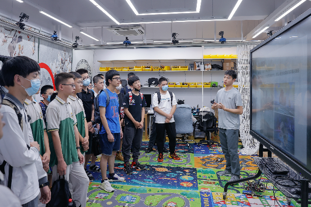 1625743762631091561.png 营员参观实验室并认真听讲1~1.png