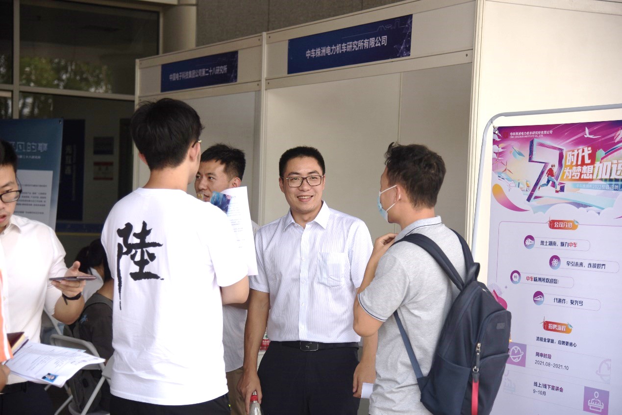 1632971499845053448.jpg 招聘会现场2.jpg