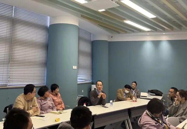 图7老师们展开热烈探讨.jpg